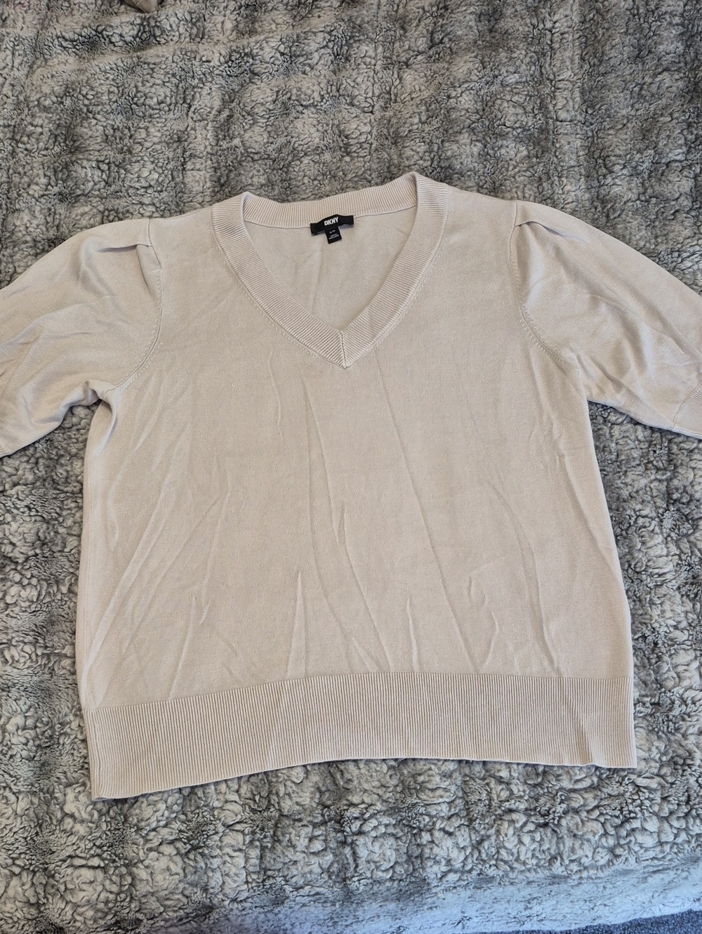 DKNY 🖤 V-Neck Short Sleeve Sweater (1027)